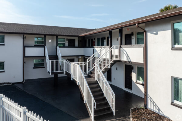 Beachside-Palms--Daytona-Beach